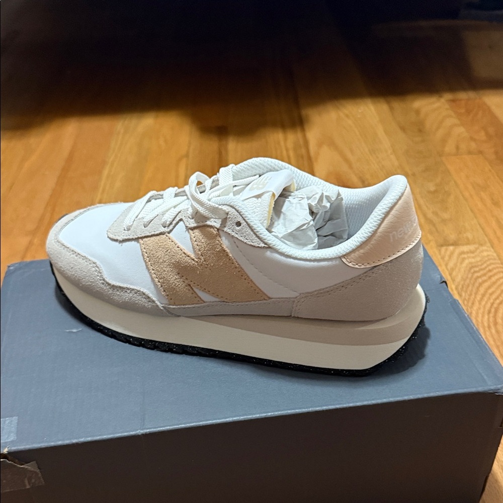 NWT New Balance 237 Women's pink/peach and White Sneakers